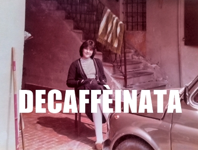 La mia mamma, con una delle automobili che poi sono rimaste ferme per qualche anno appena fuori casa. Automobili che avranno un loro capitolo.